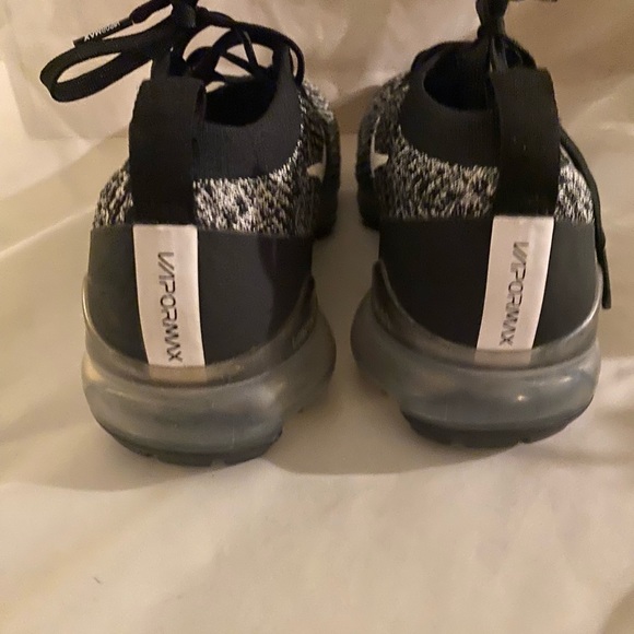 Size 8.5 - Nike Air VaporMax Flyknit 3 Oreo - Picture 5 of 7